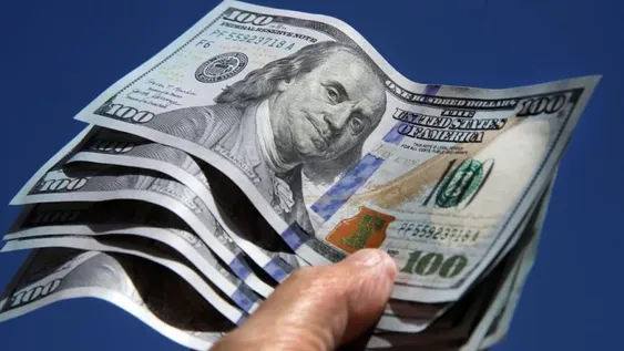 El dólar blue trepó dos pesos en el inicio de la semana
