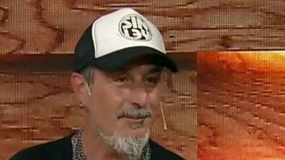 Un orangután agarra la pierna de un hombre en un zoológico y no la suelta