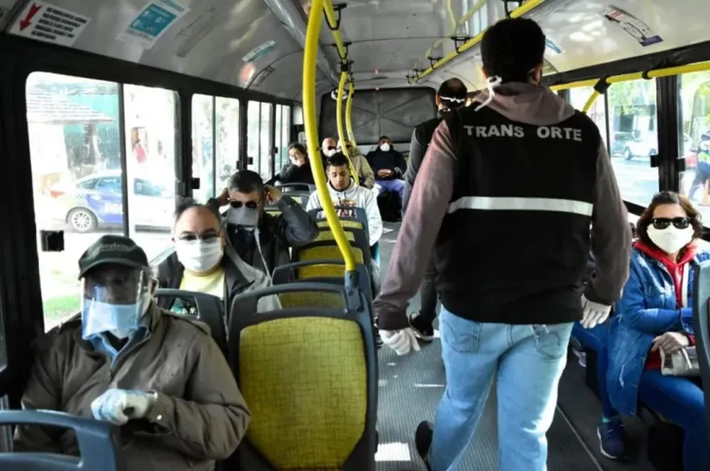 Aconsejan no hablar ni comer en micros ni en las filas de los súper