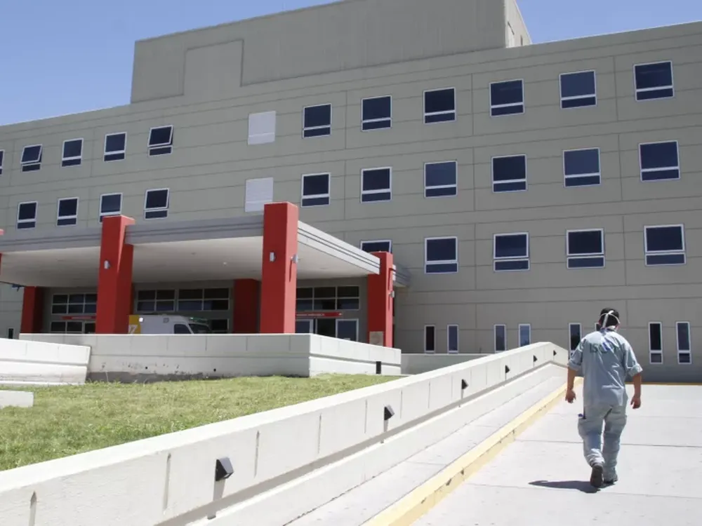 Dos adultos y dos niños, con diversas heridas luego del choque entre una moto y un auto