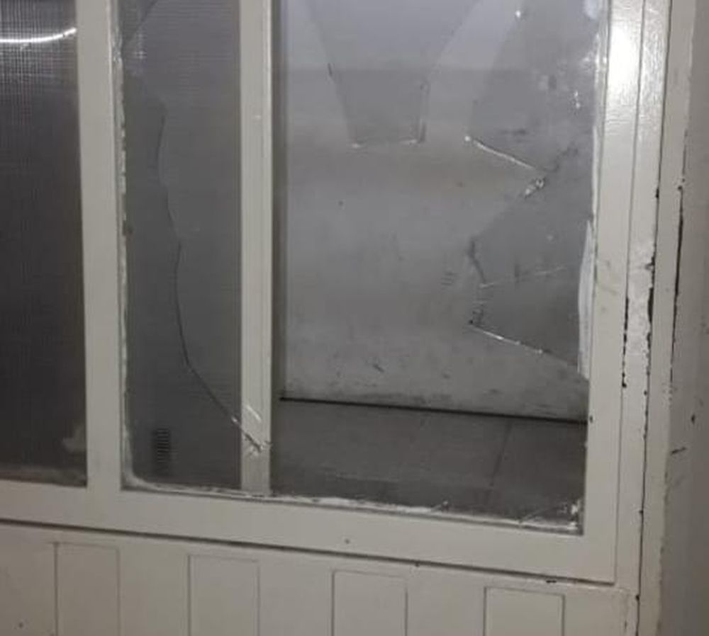 Estaba aprehendido por una contravención, le agarró un ataque de ira y rompió todo