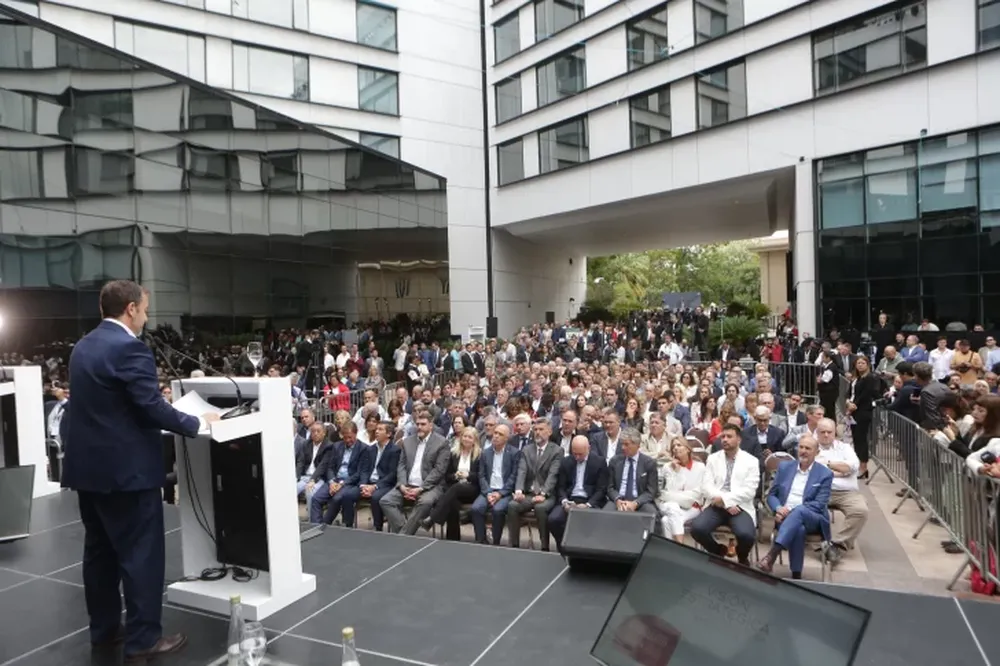 LOS ORADORES hablaron ante un nutrido panel de asistentes, entre gobernadores, empresarios y gente de la industria, que se convocaron ayer por la mañana en el Park Hyatt Mendoza.  