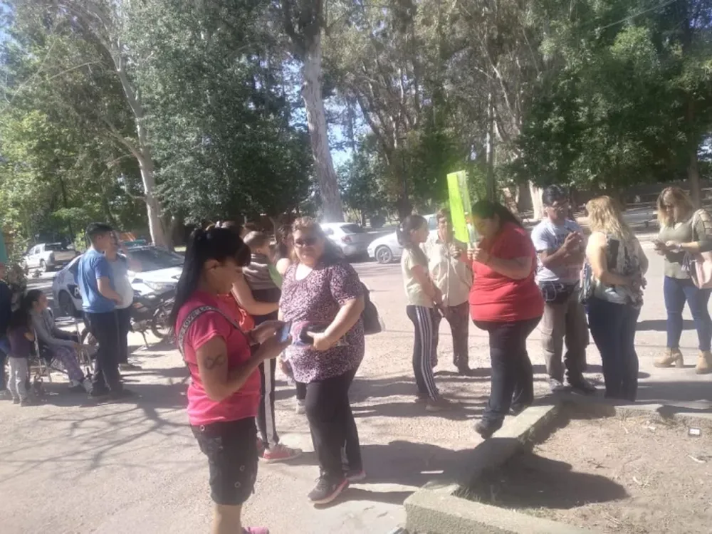 Vecinos de Barreal, molestos por la atención “en horario de comercio” del Hospital