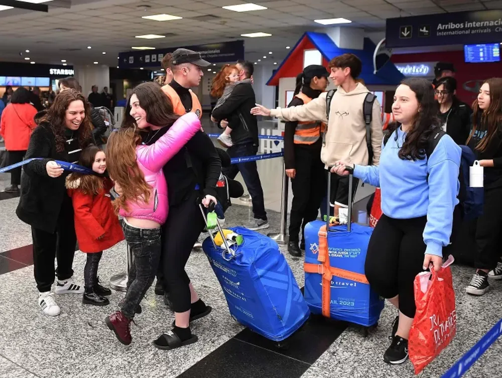 Regresaron a la Argentina 54 de los 200 alumnos secundarios varados en Israel