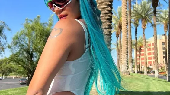 Karol G subió fotos con una bikini diminuta y recibió miles de comentarios… algunos, muy desubicados