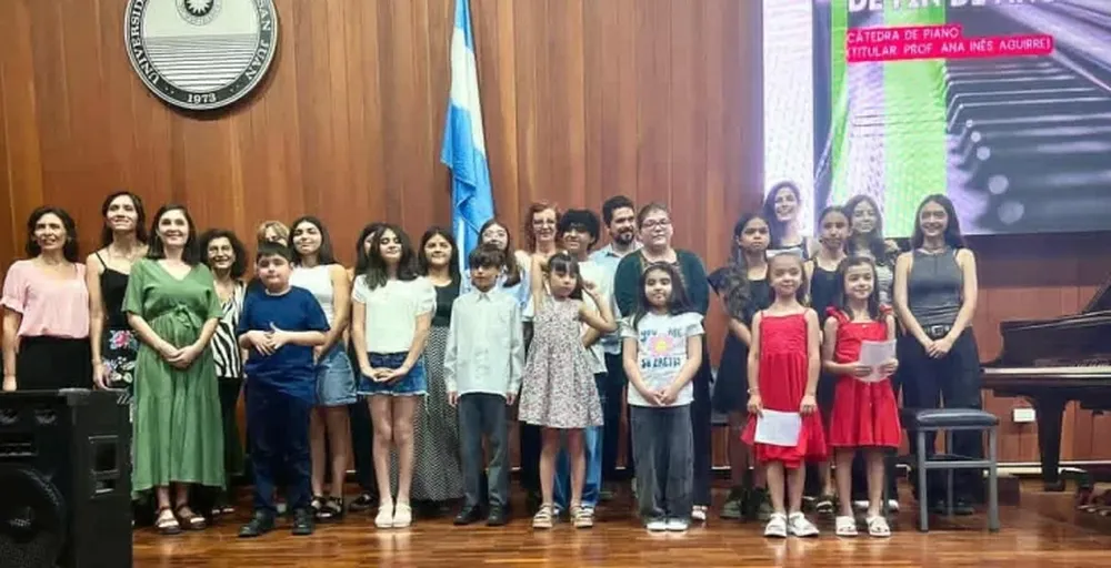 Junto a sus profesores, algunos de los niños y adolescentes que actuarán el viernes 31