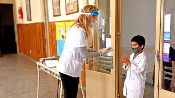 Vuelta a clases: uno de los padres podrá pedir licencia cuando el dictado no sea presencial