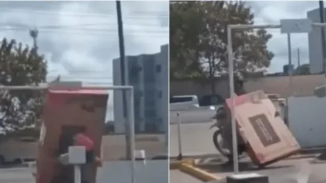 Llevaban un televisor gigante en moto y el resultado se volvió viral