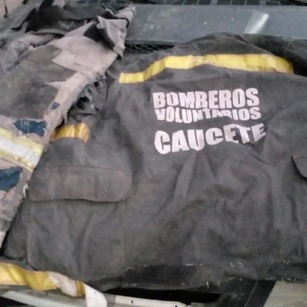 Bomberos Voluntarios cuidan autos y ponen plata de sus bolsillos para comprar insumos