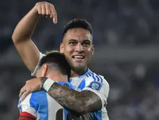Lautaro Martínez se abraza con Lionel Messi.