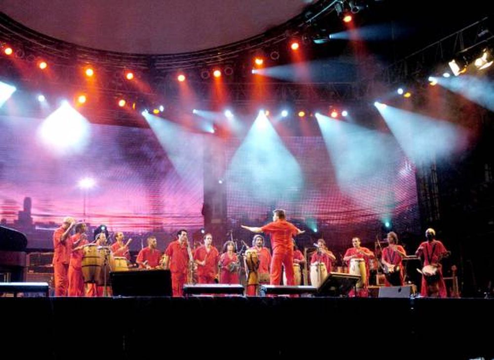 Una multitud escuchó el himno cumbiero a Sarmiento