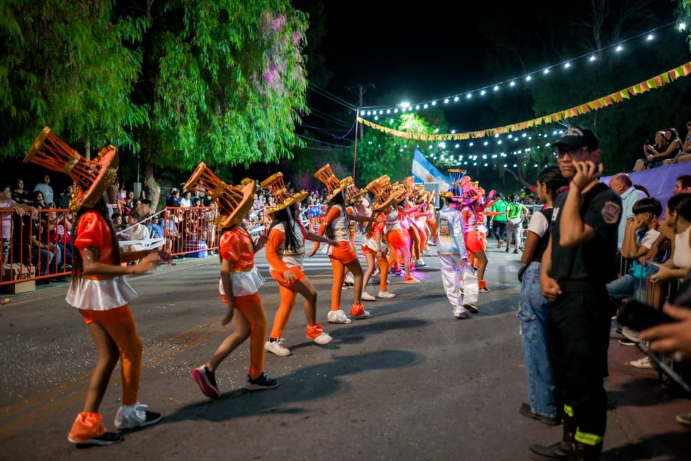 Color, brillo y ritmo copó el corsódromo de San Martín para deleite de los espectadores que asistieron al Carnaval de la Familia.