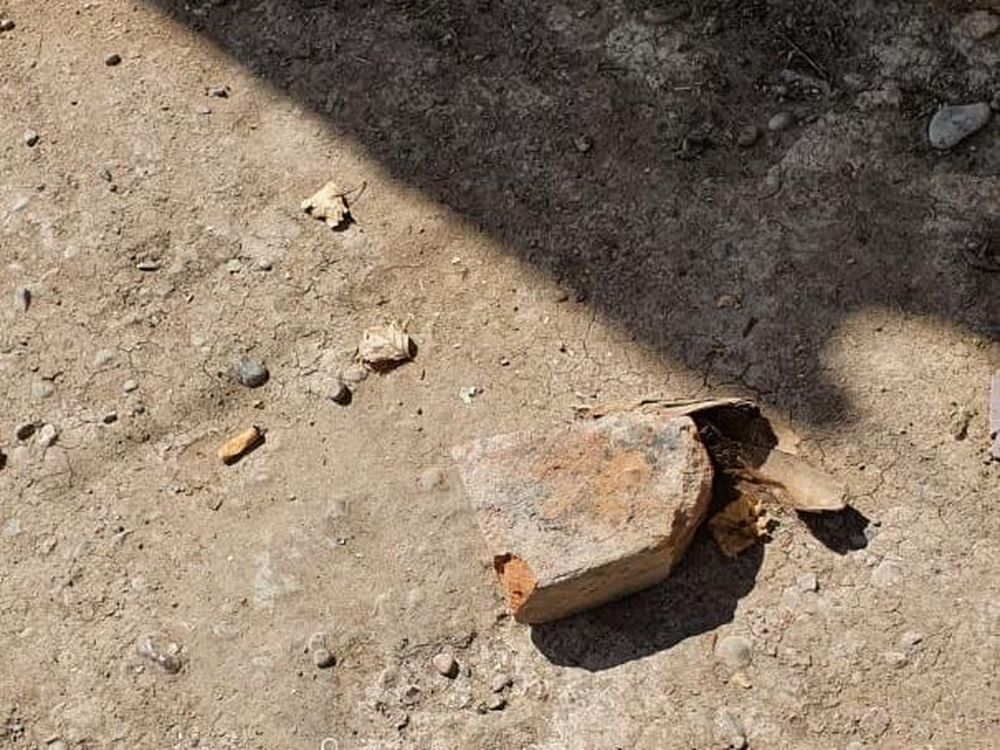 Fue a lo de su expareja, apedreó la casa, amenazó a la mujer y la golpeó