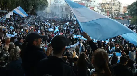 CLAMOR. De la mano de La Cámpora, la militancia K hizo un banderazo por Cristina en Parque Lezama.