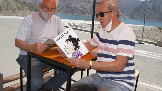 Tres jóvenes abrieron un café en Punta Negra que busca incentivar la lectura