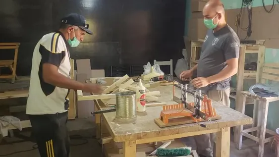 De mineros a carpinteros, convertidos para sobrevivir y salir adelante