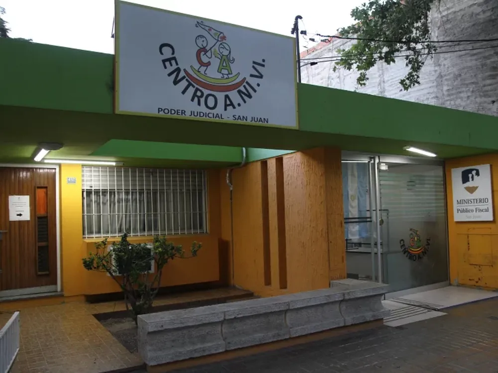 Salió de la escuela, la golpearon, perdió el conocimiento y apareció semidesnuda  en un baldío