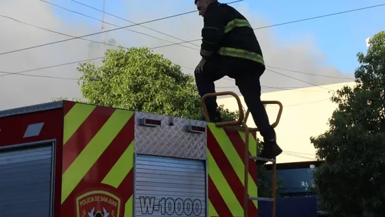 Una mamá salvó a sus hijos de 5 y 15 años en medio de un incendio por una vela que se cayó