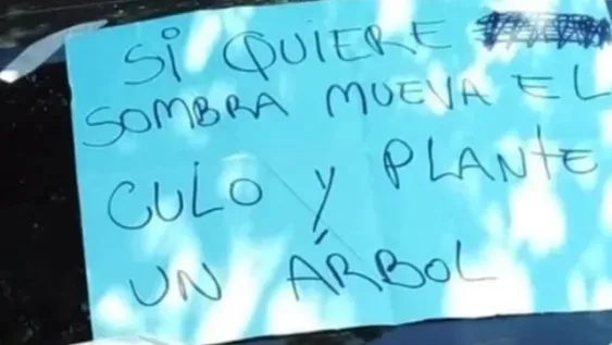 Dejó su auto mal estacionado para tener sombra y le pusieron un llamativo cartel