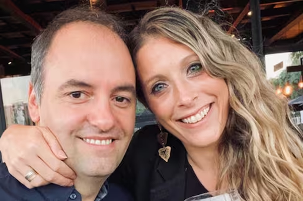 Manuel Adorni, jefe de Gabinete, junto a su esposa.