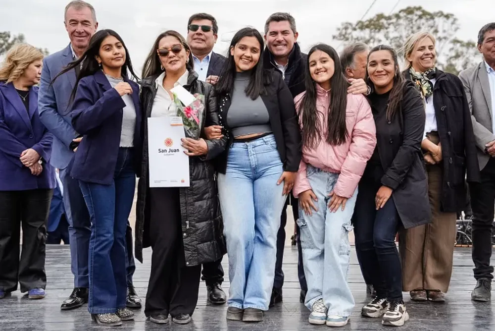 El Gobernador encabezó la entrega de 135 viviendas en el barrio La Majadita de 9 de Julio