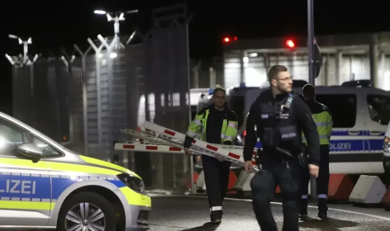 Tras 18 horas, detuvieron al hombre que se atrincheró con su hija de 4 años en el aeropuerto de Hamburgo