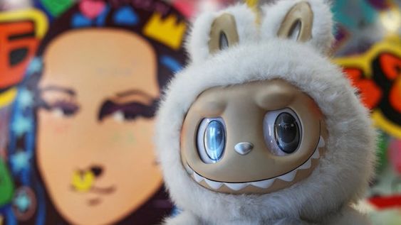 Detienen a un hombre acusado de robar muñecos Labubu valuados en casi 6000 dólares.