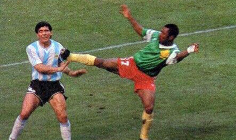 Argentina vs. Camerún, en 1990. El día que los africanos le ganaron a la Selección nacional y le pegaron mucho a Maradona.