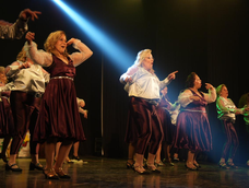casi 110 adultos mayores brillaron en el teatro sarmiento con un espectaculo de musica, baile y recuerdos
