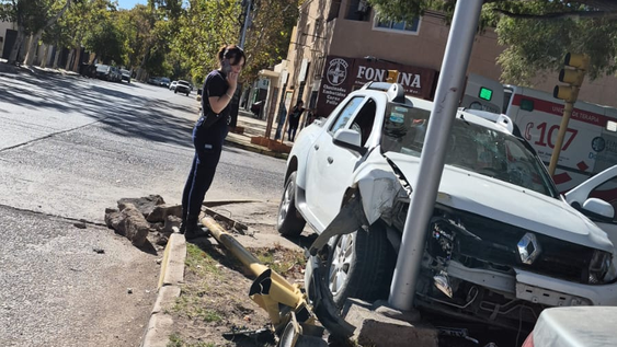 choque entre camioneta y moto en capital termino derribando un semaforo