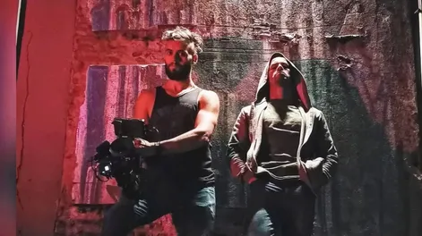 Diario de Cuyo | GATILLERO propone una experiencia audiovisual sin filtro, con ritmo frenético y sin cortes. El director Tapia Marchiori y Sergio Podeley (Galgo) cuentan una historia de jugarse entero a todo o nada.