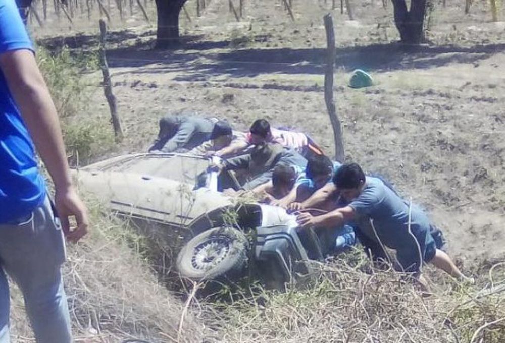 Herido tras chocar y volcar