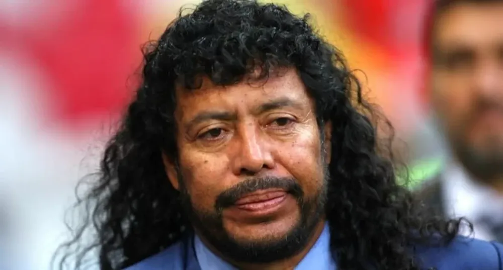 René Higuita golpeó a un fanático en el rostro tras recibir varios insultos