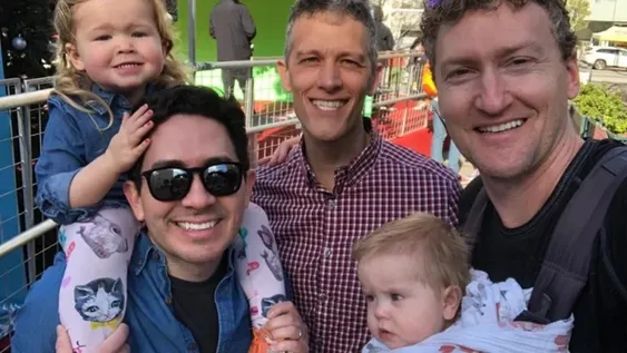 Dos hijos con tres padres, la historia de la familia reconocida legalmente