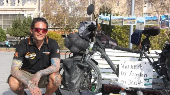 La historia del joven que recorre el país en una bicicleta que le dieron por una deuda
