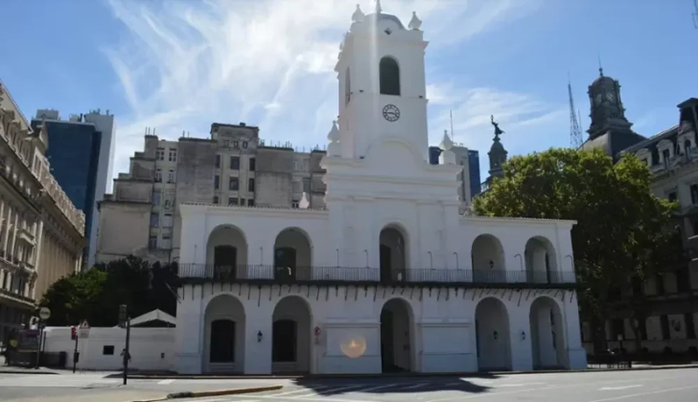 Cómo se pagan los feriados del 25 y 26 de mayo a quienes trabajen el fin de semana largo
