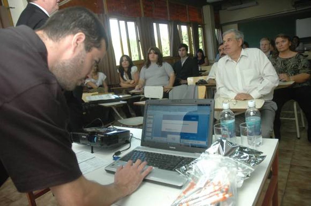 Informática: el ojo puesto en educación a distancia