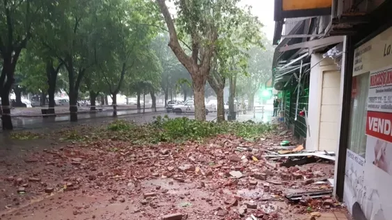 Se desplomó la fachada de un edificio en pleno centro de Mar del Plata