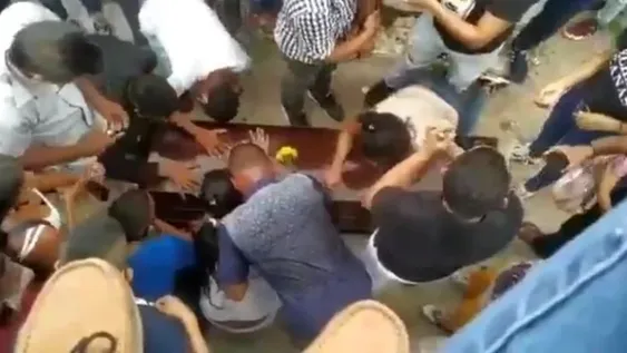 Colombia: abrieron un ataúd durante un sepelio para ver a un muerto de coronavirus