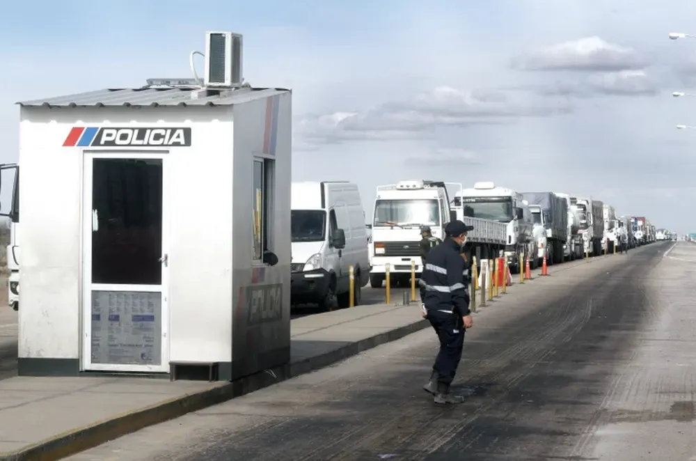 Dio negativo la PCR del policía que trabaja en el control de Bermejo