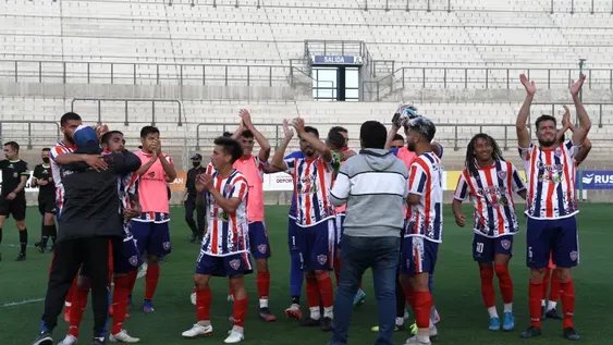 Peñarol ganó el duelo sanjuanino, escaló en la tabla y hundió a Desamparados