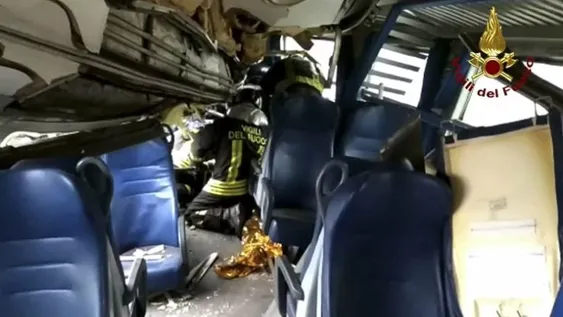 Descarriló un tren en las afueras de Milán: al menos tres muertos y más de cien heridos