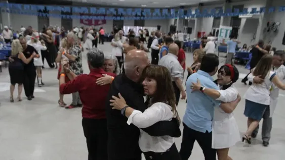 La milonga a pleno. Cerca de 500 participantes celebraron la primer noche tanguera de San Juan ETI en el salón del CUIM de la UNSJ.
