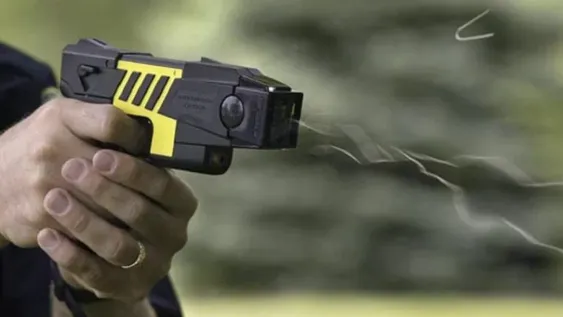 [VIDEO] Mirá cómo funcionan las pistolas Taser