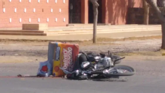 Un repartidor de un supermercado quedó grave tras chocar contra un colectivo