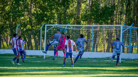 Adentro. Sportivo Del Carril se metió en los Cuartos de Final de la Copa de Campeones eliminando a Yrigoyen por penales.