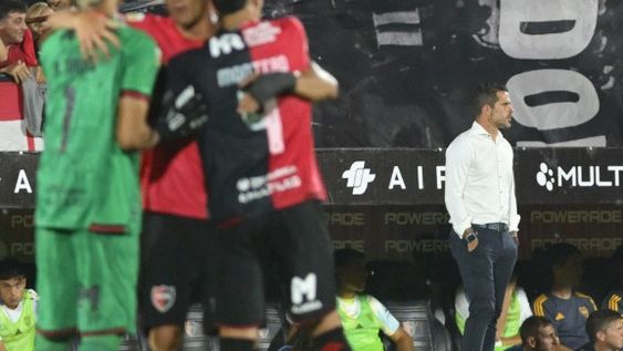 Las dos caras. Algarabía en los jugadores de Newells y desazón en la mirada perdida de Gago, técnico de un Boca que fue superado claramente por el equipo rosarino.