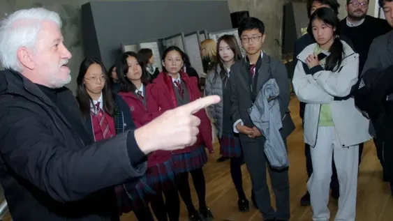 LOS ALUMNOS CHINOS  escucharon y, ante dudas, no dudaron en preguntar sus inquietudes. Hubo paciencia y dedicación para acompañar la traducción del intérprete.