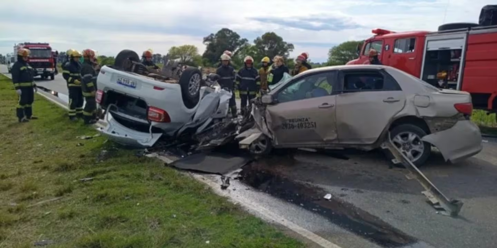 El choque frontal entre un Toyota Corolla y un Renault Logan ocurrió en el kilómetro 318,5 de la Ruta Provincial 65.