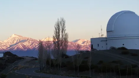 Diario de Cuyo | CON 360 DÍAS DE CIELO DESPEJADO al año, San Juan es la capital nacional de turismo astronómico. Ahí se destaca el Complejo Astronómico El Leoncito (Casleo), en Calingasta. Este complejo se encuentra a 2.552 metros sobre el nivel del mar, en las estribacio